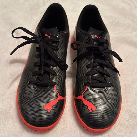 💜 Puma Indoor Soccer Shoes - Picture 1 of 5
